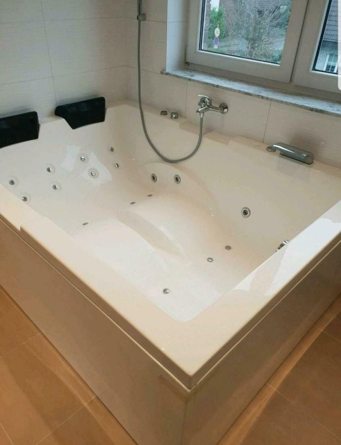 Ferienwohnung Mit Jacuzzi Naehe Flughafen Koeln Bonn Troisdorf Dış mekan fotoğraf