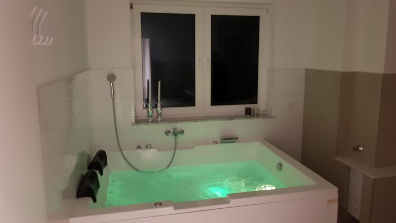 Ferienwohnung Mit Jacuzzi Naehe Flughafen Koeln Bonn Troisdorf Dış mekan fotoğraf